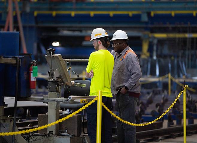 미국에 있는 한화 필리조선소에서 근무자들이 작업하고 있다./한화 필리조선소 제공