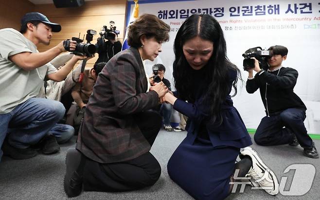 해외입양인 김유리씨가 26일 서울 중구 남산스퀘어빌딩에서 열린 진실화해위원회 해외입양과정 인권침해 사건 진실규명 결정 발표 기자회견에서 박선영 위원장에게 무릎을 꿇고 진실규명을 호소하고 있다. 2025.3.26/뉴스1 ⓒ News1 허경 기자