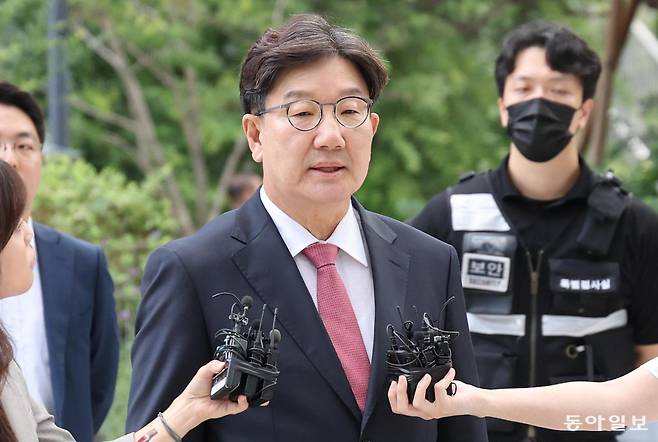 27일 오전 국민의힘 권성동 의원이 피의자 신분으로 서울 종로구 김건희 특검팀 사무실에 출석하면서 취재진의 질문에 답하고 있다. 홍진환 기자 jean@donga.com