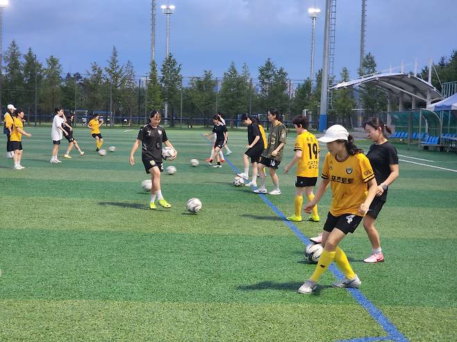패스로 워밍업을 진행 중인 스포츠토토 여자축구교실 성인 여성부. 스포츠토토