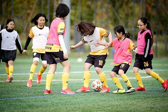 지난 2024년 스포츠토토 여자축구교실에 참여한 유소녀 회원들