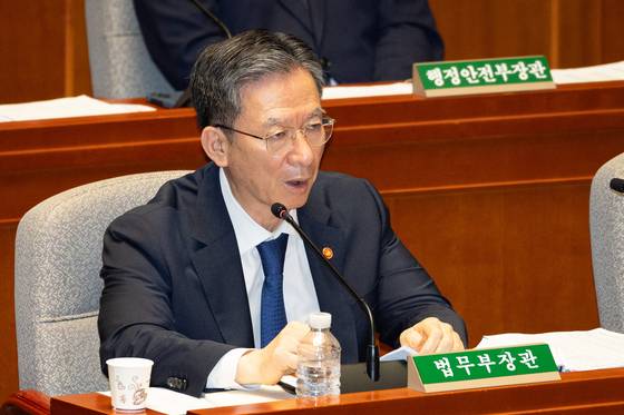 정성호 법무부 장관이 지난 25일 제428회 국회(임시회) 예산결산특별위원회 제1차 전체회의에 출석해 의원 질의에 답하고 있다. 뉴스1