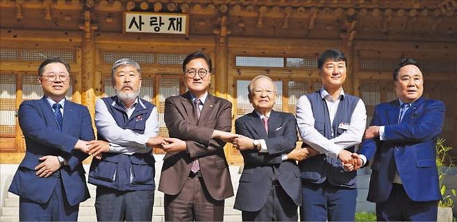 < 손 맞잡은 노사 5단체 > 2024년 10월 30일 국회 사랑재에서 열린 ‘국회의 사회적 대화를 위한 간담회’에서 우원식 국회의장(왼쪽 세 번째)과 노사 5단체 대표들이 기념 촬영하고 있다. /연합뉴스