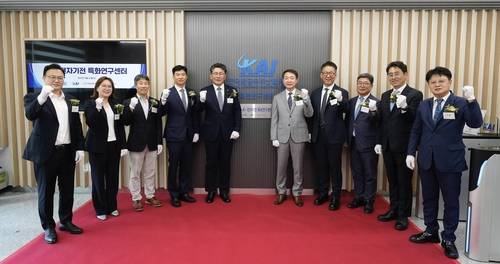 27일 열린 KAI의 인공지능 전자기전 특화연구센터 개소식 참석자들이 기념촬영을 하고 있다. 왼쪽부터 김성배 네이버클라우드 이사, 김득화 펀진 총괄대표, 김선우 한양대 교수, 박혁 한화시스템 전무, 곽종우 한화시스템 부사장, 차재병 KAI 대표이사, 조병관 KAIST 연구처장, 최종원 KAI 상무, 김정훈 펀진 사장, 이정률 KAIST 학과장. KAI