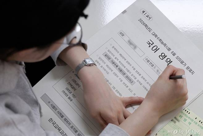 2026학년도 대학수학능력시험 6월 모의평가가 치러진 4일 오전 대구 수성구 대구여자고등학교에서 고3 학생들이 1교시 국어 영역 시험을 앞두고 수험생 정보를 적고 있다./사진=뉴스1 /사진=(대구=뉴스1) 공정식 기자