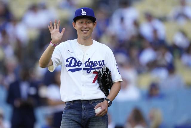 미국 캘리포니아주 LA의 다저스타디움에서 열린 LA 다저스와 신시내티 레즈와의 경기에 앞서 시구자로 나선 손흥민. AP연합뉴스