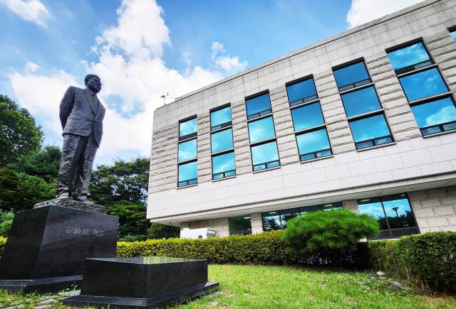 고(故) 최종건 SK 창업회장 동상과 수원시립선경도서관 전경. 사진 제공=SK그룹