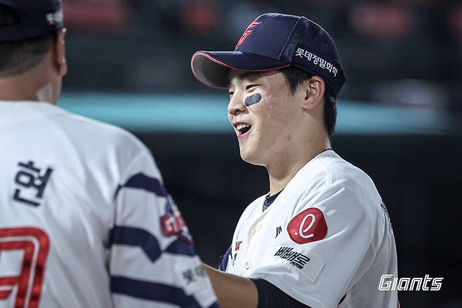 롯데 박찬형이 26일 사직구장에서 열린 KT와 홈경기 도중 호수비를 펼친 뒤 동료들의 환영을 받고 있다. 사진제공|롯데 자이언츠