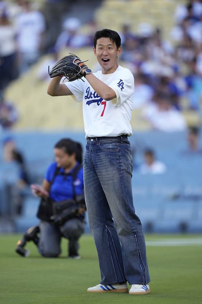 손흥민이 28일(한국시간) 다저스타디움에서 열린 신시내티-다저스의 MLB 정규시즌 경기에 앞서 시구 연습을 하고 있다. MLS에 순조롭게 적응했고 MLB에서도 시구를 하며 글로벌 스포츠스타의 위상을 인정받았다. LA│AP뉴시스
