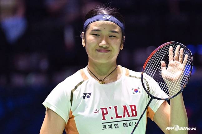 세계선수권에서 승리한 뒤 웃고 있는 안세영. /AFPBBNews=뉴스1