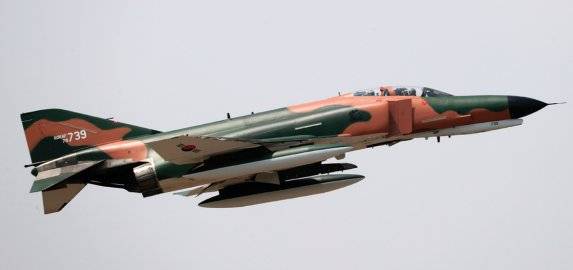 지난해 6월 5일 경기 수원 공군 제10전투비행단에서 열린 ‘F-4 팬텀 퇴역식 미디어데이’ 행사에서 F-4 팬텀 전투기가 이륙하고 있다. 뉴스1