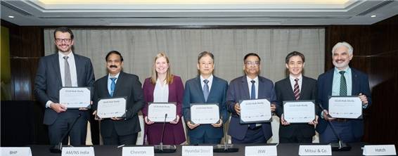 현대제철을 비롯한 참여사들이 공동 연구 협약을 체결한 후 기념촬영을 하고 있다./사진=현대제철 제공