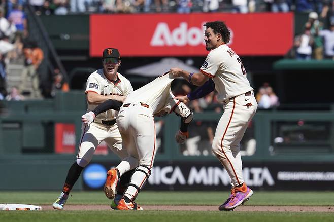 이정후가 끝내기 안타를 친 후 아다메스에 잡힌 모습. 사진 | AP 연합뉴스