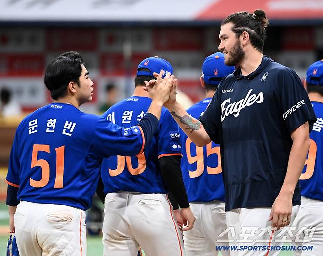 28일 고척스카이돔에서 열린 한화와 키움의 경기, 한화가 9대3으로 승리하며 5연승을 달렸다. 승리의 기쁨을 나누는 폰세와 문현빈의 모습. 고척=허상욱 기자wook@sportschosun.com/2025.08.28/