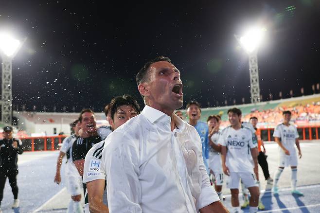 강릉 하이원아레나/ 2025 하나은행 코리아컵/준결승 2차전/ 강원FC vs 전북현대/ 경기 종료/전붓련대 승리/결승진출/전북 포엣 감독/ 환호/ 사진 홍석균