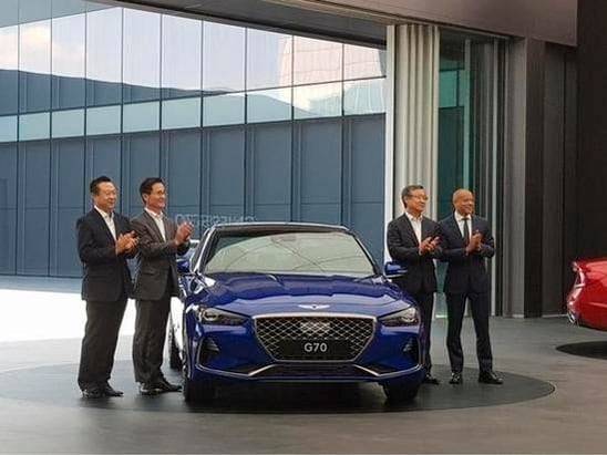 지난 2017년 G70을 출시한 후 당시 현대차와 제네시스 주요 임원들이 기념촬영하는 모습. 왼쪽부터 황정열 전 제네시스 PM센터 전무, 이광국 전 현대차 국내영업본부장, 양웅철 전 현대차 부회장, 맨프레드 피츠제럴드 전 제네시스 사업부장. / 진상훈 기자