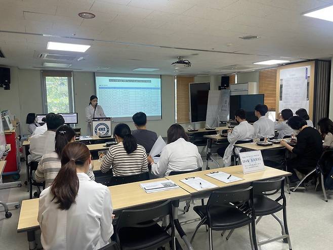 한양대학교병원 생명사랑위기대응센터 내에서 환자 대응 간담회를 진행하고 있다. 한양대학교병원 생명사랑위기대응센터 제공