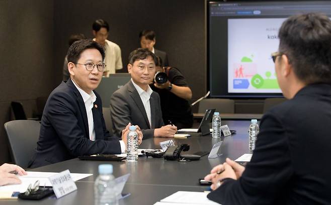 배경훈 과학기술정보통신부 장관이 29일 경기도 안산 카카오데이터센터 안산에서 열린 '첨단 GPU 확보 및 AI 고속도로 현장간담회'에서 발언하고 있다. 과기정통부 제공