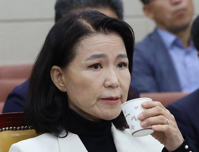 이진숙 방송통신위원장이 26일 오전 서울 여의도 국회 과학기술정보방송통신위원회 전체회의에서 물을 마시고 있다. 뉴시스