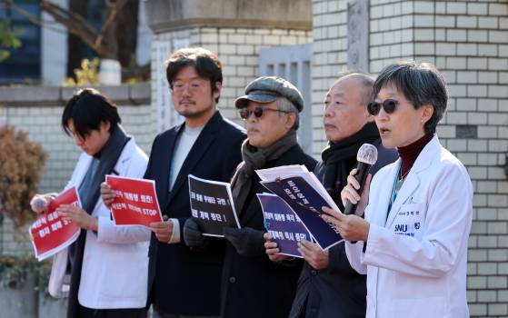 지난해 12월 6일 강희경 서울대 의대·병원 교수를 비롯한 비상대책위원회 교수들이 서울 종로구 서울대학교 의과대학 앞에서 열린 시국선언 발표 기자회견에서 윤석열 대통령의 퇴진을 요구하고 있다. 뉴스1