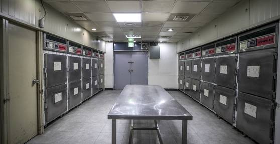 기사와 관계없는 안치 시설 자료사진. 남부경찰서(남동경찰서 전신) 강력3반 임상도 형사는 토막 살인 사건 발생 후 시체 안치실에서 피해자의 다리를 관리했다. 당시 그는 “피가 빠져 허벅지 속살이 굳어가 본래의 형체를 유지하려면 비닐장갑을 끼고 마사지를 해야 했다”고 회고했다. 뉴시스