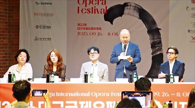 정갑균 대구국제오페라축제 예술감독(오른쪽 두 번째)이 지난 27일 대구 오페라하우스 별관에서 열린 기자간담회에서 올해 축제 공연 라인업을 발표하고 있다. /대구오페라하우스 제공