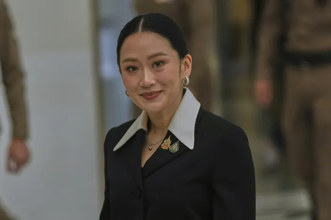 패통탄 친나왓 태국 총리가 지난 21일(현지시간) 탄핵 심판과 관련해 증언하기 위해 방콕 헌법재판소에 도착하고 있다. AP연합뉴스