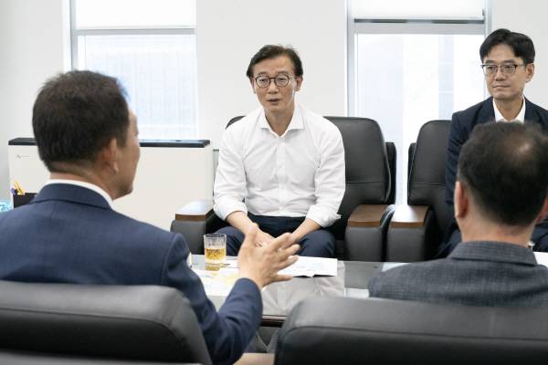 전재수 해양수산부 장관(가운데)이 29일 전국항운노동조합연맹 관계자들의 이야기를 듣고 있다. 해수부 제공
