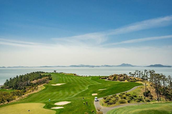 파인비치골프링크스 파인코스 9번 홀 그린에서 바라본 다도해. 파인비치골프링크스