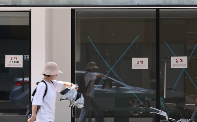 지상은 텅텅 서울 강남구 가로숲길 일대의 공실 상가에 임대 안내문이 붙어 있다. 내수 침체로 작년 폐업한 자영업자 수는 사상 처음으로 100만명을 돌파했다. 연합뉴스