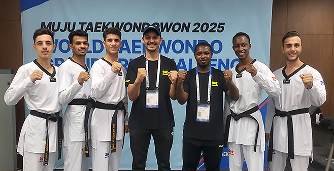 2017 국제대학스포츠연맹 하계유니버시아드 금메달리스트 하디 티란발리푸르(오른쪽)를 비롯한 ‘무주 태권도원 2025 세계태권도 그랑프리 챌린지’ 난민 선수단이 T1경기장에서 기념 촬영을 하고 있다. 사진=태권도진흥재단