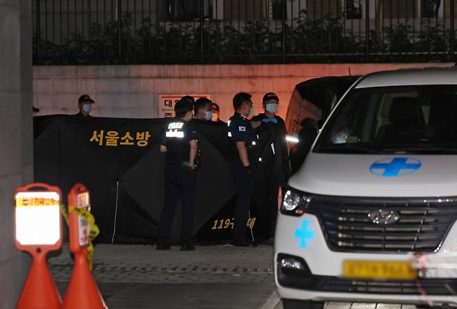 지난 26일 밤 서울 강서구의 한 주상복합건물에서 모녀 3명이 추락하는 사고가 발생해 사고 현장을 경찰 등 관계자들이 수습하고 있다./사진=뉴스1.