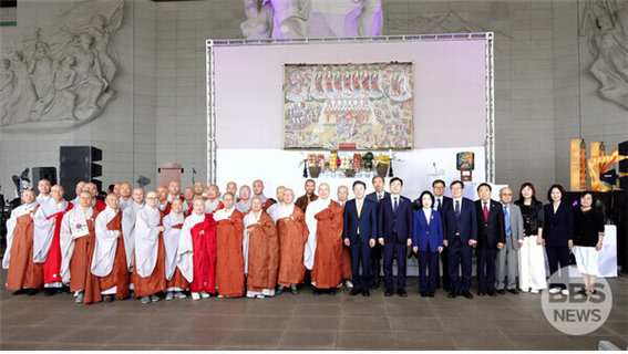 독립기념관이 지난 5월 개최한 ‘한국독립운동과 블교’ 행사에서 대한불교 조계종 관계자등이 법회 후 기념촬영하고 있다. 독립기념관 제공