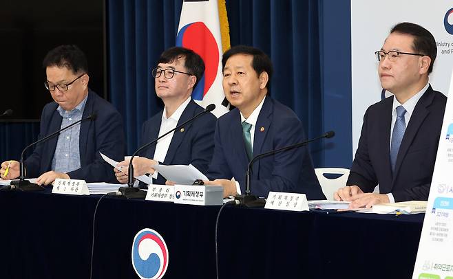 구윤철 부총리 겸 기획재정부 장관(오른쪽 두 번째)이 지난 28일 정부세종청사 중앙동 공용브리핑실에서 2026년도 예산안에 관해 설명하고 있다. 오른쪽부터 유병서 예산실장, 구 부총리, 임기근 2차관, 안상열 재정관리관 ⓒ연합뉴스