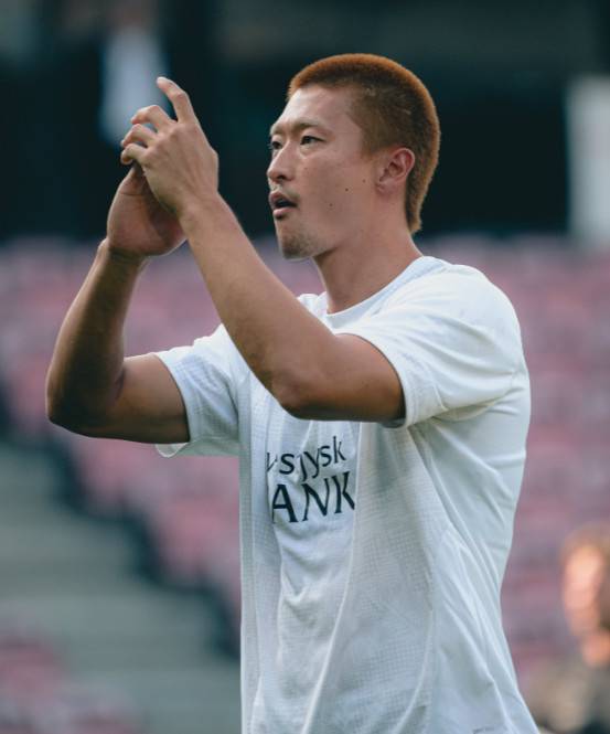조규성이 팬들에게 박수를 보내고 있다. /사진=미트윌란 공식 SNS 갈무리