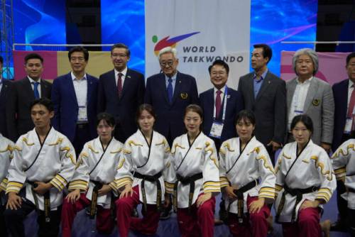 ◇육동한 시장이 30일 무주 태권도원에서 열린 ‘세계태권도 그랑프리 챌린지’WT, 대한태권도협회 관계자들과 선수단들과 기념촬영을 하고 있다.