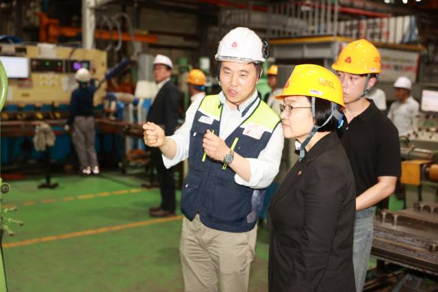 한성숙 중소벤처기업부 장관이 29일 인천 남동구 하나금속을 방문해 생산 현장을 둘러보고 있다. 연합뉴스