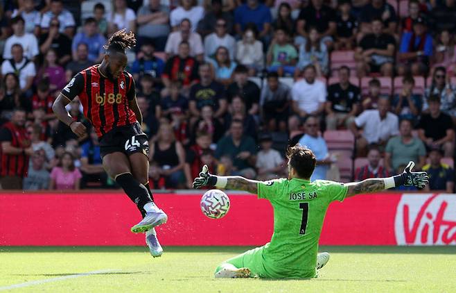 본머스와 울버햄프턴 원더러스의 경기. 본머스의 앙투안 세메뇨의 슛을 울버햄프턴 골키퍼 주제 사가 막아내고 있다.