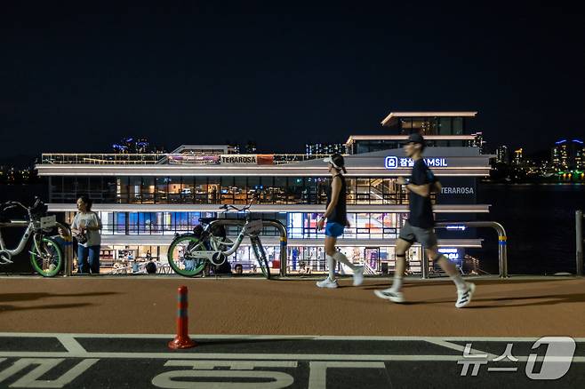 선착장 앞으로 달리는 러너들(서울관광재단 제공)