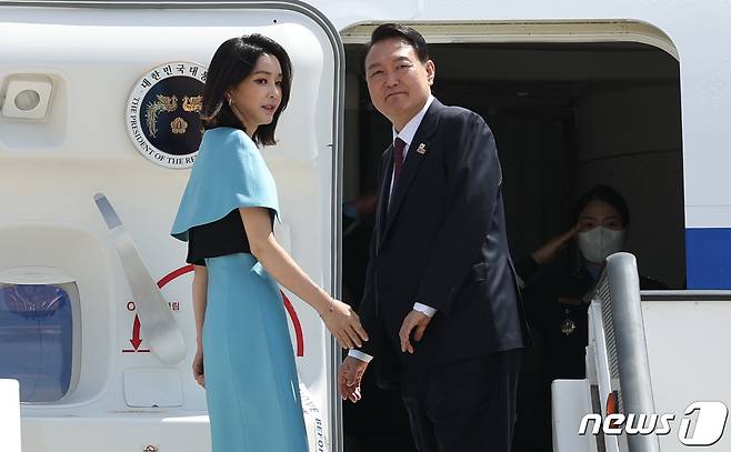 윤석열 대통령과 김건희 여사가 지난 2022년 6월 30일 오후(현지시간) 3박5일 동안 나토(NATO 북대서양조약기구) 정상회의 첫 순방을 마치고 스페인 마드리드 바라하스 국제공항에서 공군1호기에 탑승하고 있다. (대통령실사진기자단) 2022.6.30/뉴스1 ⓒ News1 오대일 기자