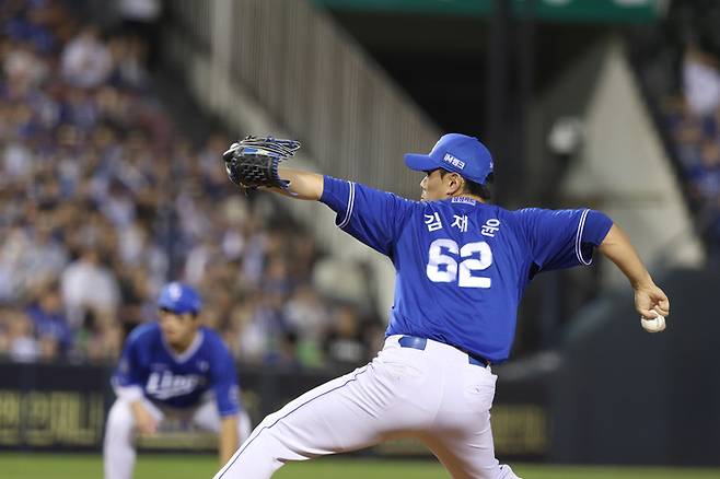삼성 김재윤이 26일 서울 잠실구장에서 열린 2025 KBO리그 두산전에 등판해 역투하고 있다. 사진 | 삼성 라이온즈