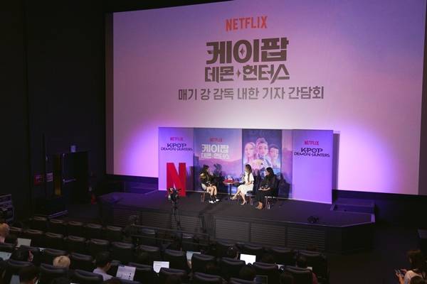 지난달 22일 서울 용산구 CGV 용산아이파크몰에 내한 기자간담회에 참석한 매기 강 감독 ⓒ넷플릭스