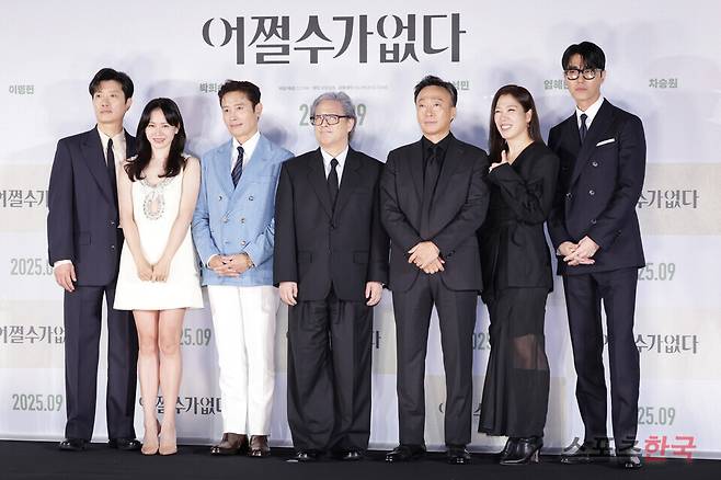 영화 '어쩔수가 없다' 제작보고회에 참석한 박희순, 손예진, 이병헌, 박찬욱 감독, 이성민, 염혜란, 차승원. 25.8.19 ⓒ이혜영 기자 lhy@hankooki.com