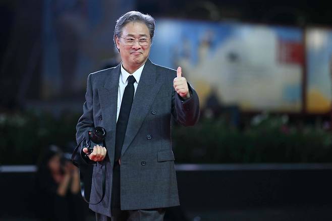 29일 영화 '어쩔수가없다'의 박찬욱 감독이 제82회 베니스국제영화제 시사회 레드카펫에서 환호하는 팬들에게 반갑게 인사하고 있다./연합뉴스AFP