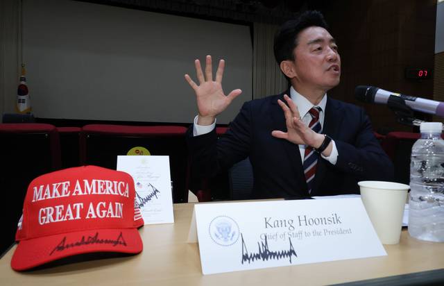 지난 8월28일 강훈식 대통령비서실장이 용산 대통령실에서 기자간담회 중 트럼프 대통령에게 본인이 받은 선물에 대해 설명하고 있다. 그 앞에 트럼프 대통령의 사인이 있는 마가 모자, 정상회담 당시 오찬 메뉴판, 비서실장 명패 등이 놓여 있다.<연합뉴스 사진>