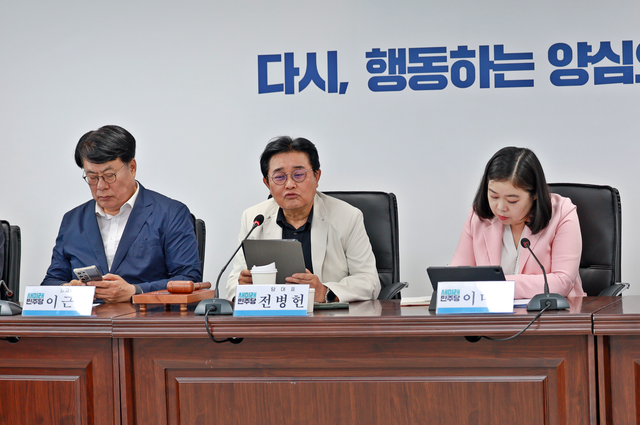 전병헌(가운데) 새미래민주당 대표가 지난 8월27일 서울 여의도 한양빌딩 새민주 당사에서 최고위원회의를 주재하며 모두발언하고 있다. 왼쪽부터 이근규 최고위원, 전병헌 당대표, 이미영 최고위원.<새미래민주당 제공 사진>
