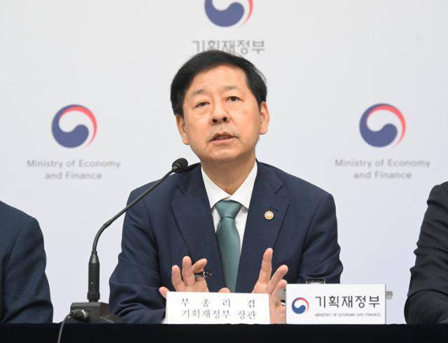 구윤철 부총리 겸 기획재정부 장관이 28일 정부세종청사에서 언론 브리핑을 열고 정부의 내년도 예산안 내용에 대해 발표하고 있다. 기획재정부 제공