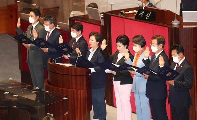 2022년 7월 4일 국회에서 열린 제398회 임시회 본회의에서 6·1국회의원 보궐선거와 비례대표직 승계로 국회에 입성한 의원들이 선서를 하고 있다. 장동혁(맨 오른쪽) 국민의힘 대표 옆에 이재명 대통령이 서 있다. 한국일보 자료사진