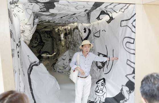 윤재갑 전남국제수묵비엔날레 총감독이 비엔날레 정식 개막에 앞서 지난 27일 전남 목포 실내체육관에서 프레스 데이를 갖고 작품을 소개하고 있다. 뉴스1