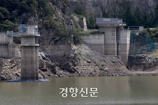 강원도 강릉시의 주요 상수원인 오봉저수지 저수율이 극심한 가뭄으로 역대 최저치를 기록하고 있다. 지난 8월 21일 오봉저수지 모습 / 문재원 기자